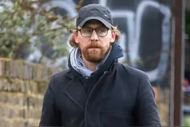 男神颓废了？“抖森”变胡子大叔长发辣眼图片