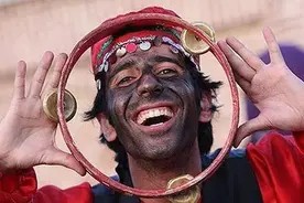 波斯新年吉祥物：“涂黑脸”小丑背后的黑奴贸易与种族主义图片