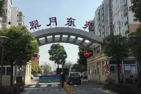 把90岁老母锁在地下车库铁笼子里养，女儿说：混过一天是一天丨“小棉袄”里塞的是黑心棉啊啊啊图片