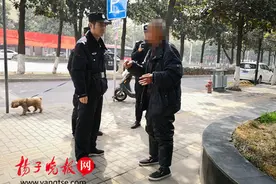 蹲厕所时间太长起不来，警民携手助八旬老人回家图片