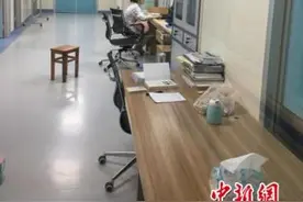 婴儿患肺炎哭闹不止 护士边写病例边抱孩子获点赞图片