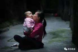 贵阳两女孩推着“轮椅妈妈”爬坡，背后有一个让人动容的故事图片