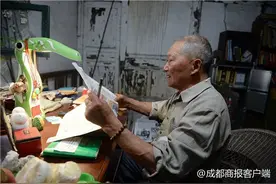 83岁“学霸爷爷”忙不停：“再不学就来不及了”图片