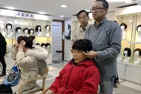 假发下的秘密图片