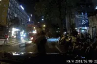 男子拿共享单车猛砸停在路边的车，说都怪一条狗！图片