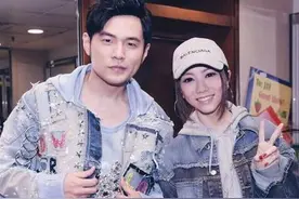 邓紫棋与周杰伦穿相似款外套 笑侃“牛仔很忙”图片