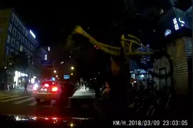 杭州男子抡起共享单车猛砸路虎奥迪：狗都欺负我！图片