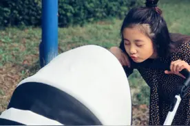 太懂事！多多给弟弟织帽子，小小年纪手艺惊人图片