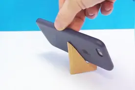 旧纸板剪两刀，秒变手机支架