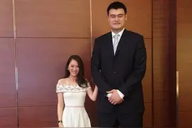 陈乔恩姚明合影显娇小 细数娱乐圈最萌身高差cp图片