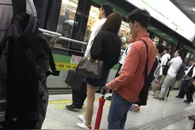 无耻！网曝大学高材生偷拍女性裙底图片