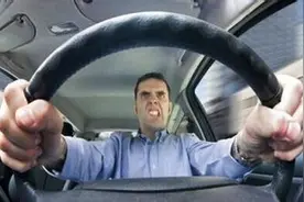 男子不满女司机找车位太慢鸣笛警告扇耳光图片