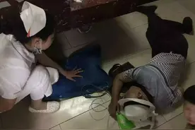 感动爷爷陪孙子看病晕倒 护士紧急救治图片