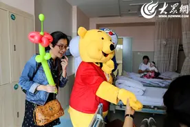 东港区人民医院：护士“变身”玩偶陪患儿过六一图片