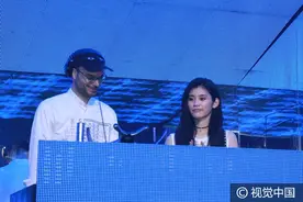 奚梦瑶铆钉皮裤现身香奈儿大秀派对 跨界化身DJ打碟嗨翻全场图片