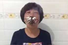 网曝大妈疑似被人控制 网络上直播吃灯泡和金鱼图片