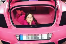 德国富爸爸宠溺5岁女儿 送粉色百万名车图片