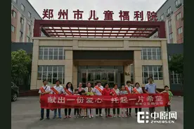 小手拉小手 公交小孩与福利院孩子同庆六一节图片