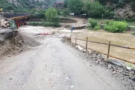 连日降雨 致商洛与蓝田交界处便道被水冲毁图片