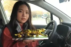 车里摆设有讲究，美女教你金钱豹车内正确摆放图