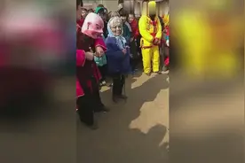 爆笑小孩：十岁小孩子扮老人出来溜达，太像了！