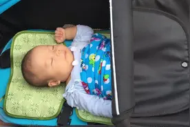 3个月宝宝每天去户外，躺在车里走一走很容易睡着