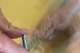 螺栓在瓶子里出不来 那么它是怎么进去的呢？