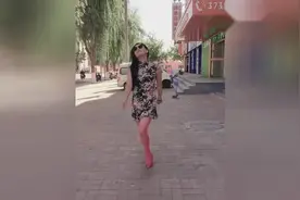 妹子街头扮酷凹造型，结局太尴尬，笑死我了