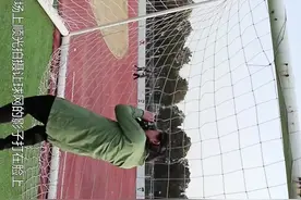 怎么拍男孩子照片才好看呢？这次我们选择操场进行拍摄教学，学到了记得分享给身边的朋友哦 抖音常更新，欢迎来关注