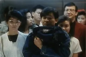 电梯里的尴尬事，在电梯里放屁你该怎么办？