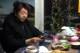 中央民族歌舞团主唱、国家一级演员宋伶俐。