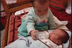 暖男哥哥给小妹妹喂水喝，谁知道小妹妹不给面子，就是不喝啊！图片