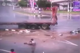 恐怖大型事故!失控卡车横扫三摩托图片