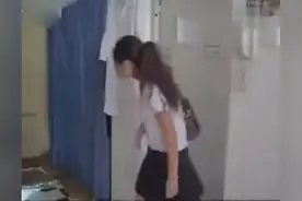 老公不在家，妻子偷偷带男人回家，结果整个小区都笑了！图片