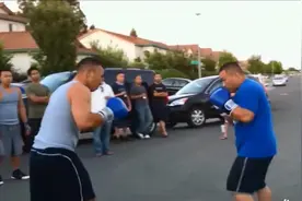 好邻居街头上演精彩拳击赛，轮番被KO！图片