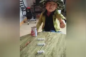 4岁小男孩用八宝粥罐子玩骰子一柱擎天，玩的真溜，以后必成大器图片