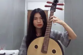 天青色等烟雨，就当我为遇见你伏笔，中阮深情弹奏《青花瓷》图片