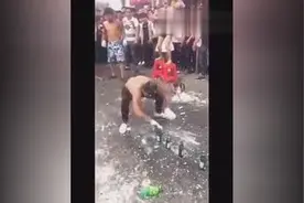 两个戏台干起来了！啤酒瓶子咣咣往自己头上猛敲！图片