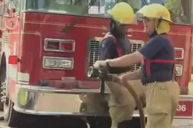 消防车路边紧急停车，交警过来贴罚单，消防员的做法让人笑疯！图片