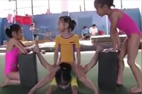 只为柔软，女子体操运动员要受到特训图片