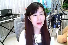 美女一曲《蝶儿蝶儿满天飞》，听醉了整个夏天！图片