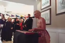 霉霉惊喜现身歌迷婚礼深情弹唱冠单Blank Space完整版图片