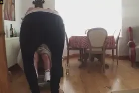 国外一位哥哥总是以恶搞他弟弟为乐，真的是亲兄弟啊图片