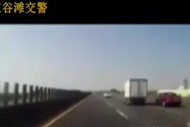 红色小车高速看小货车超车不爽突然急刹 货车被激怒 接下来太惨图片