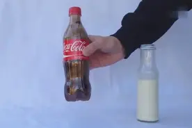 可乐里倒入牛奶会发生什么？看完之后你还敢喝可乐吗？图片