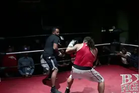 50岁猎夫和朋友玩拳击，KO对方赢得比赛图片