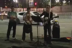 街头歌手弹唱李克勤《月半小夜曲》图片