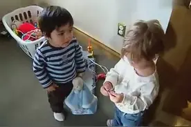 小男孩想亲一下小女孩却怎么也亲不到，妹纸伤透了他的心图片