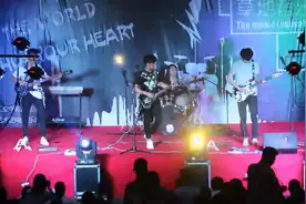 校园音乐节，这群小伙子嗨翻了全场视频封面