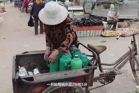 “烧水奶奶”集市卖水自力更生 风雨无阻坚持40年图片